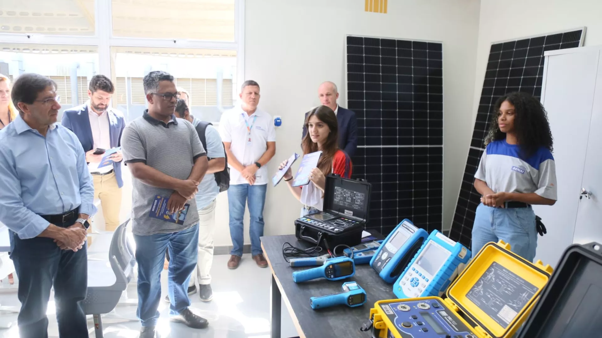 Alunos%20do%20Senai%20ES%20mostrando%20o%20laborat%C3%B3rio%20%28Foto_Thiago%20Guimar%C3%A3es%29.jpeg
