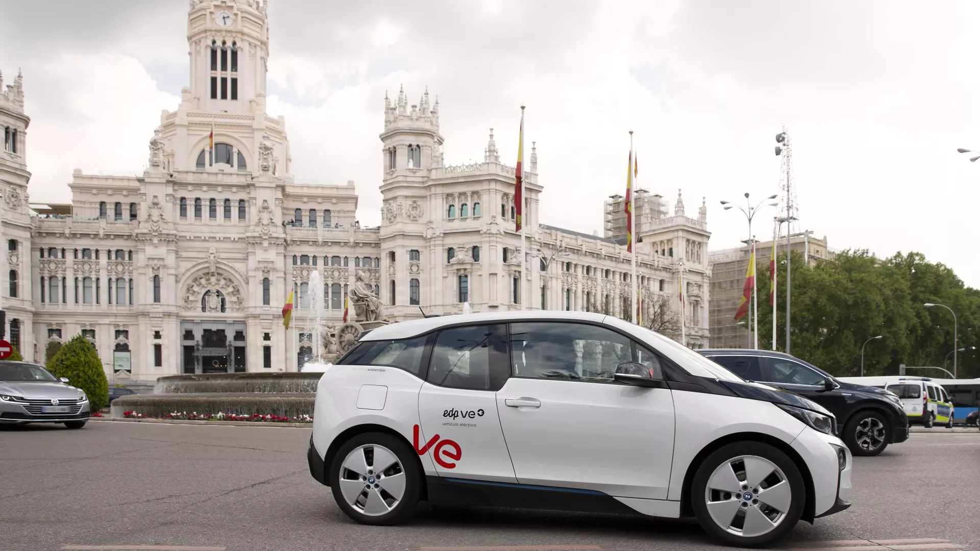 Coche%20el%C3%A9ctrico%20circulando%20por%20Madrid-min_0.jpg
