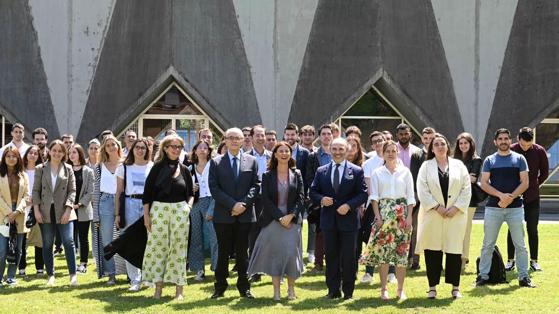 Los%20becarios%20de%20Fundaci%C3%B3n%20EDP%20del%20curso%202022-23%20en%20la%20Central%20de%20Proaza_0.jpg