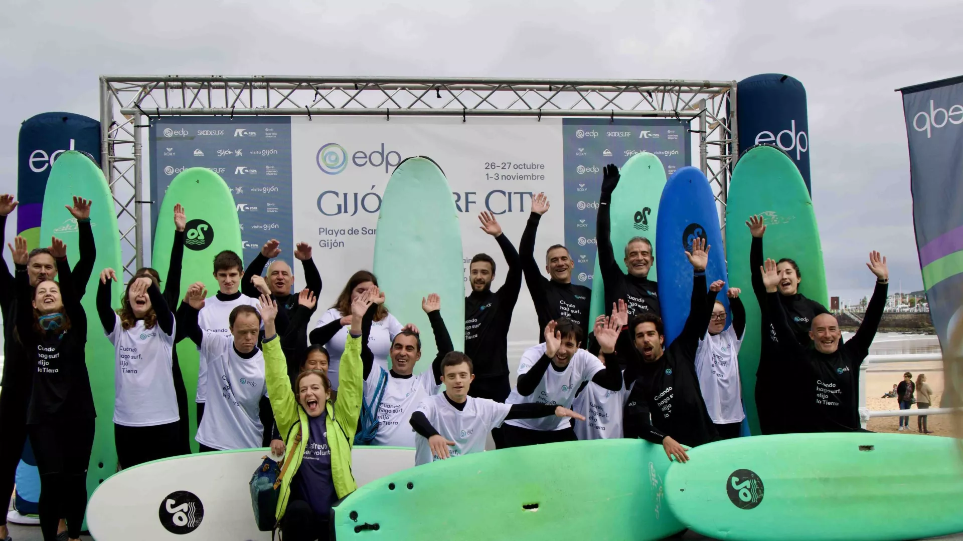 Participantes%2Cmonitores%20y%20voluntarios%20en%20la%20EDP%20Surf%20Open%20Session_0.JPG