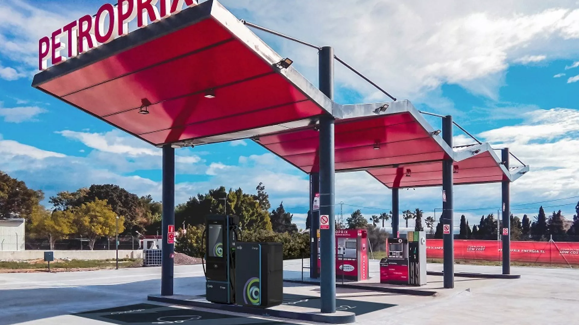 Punto%20de%20recarga%20de%20EDP%20en%20una%20gasolinera%20de%20Petroprix%20ddd_0.jpg