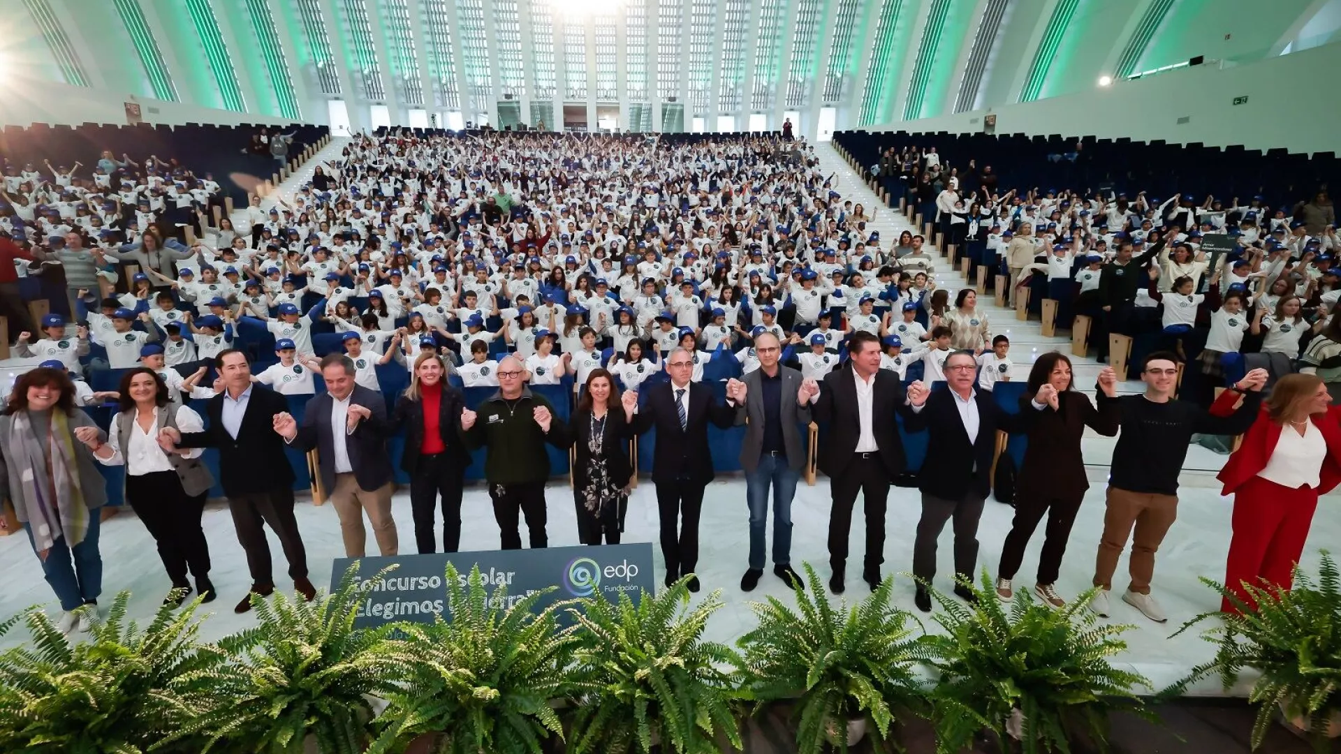 Todos%20los%20participantes%20en%20el%20concurso%20escolar%20Elegimos%20la%20Tierra%20cogidos%20de%20la%20mano_0.jpg