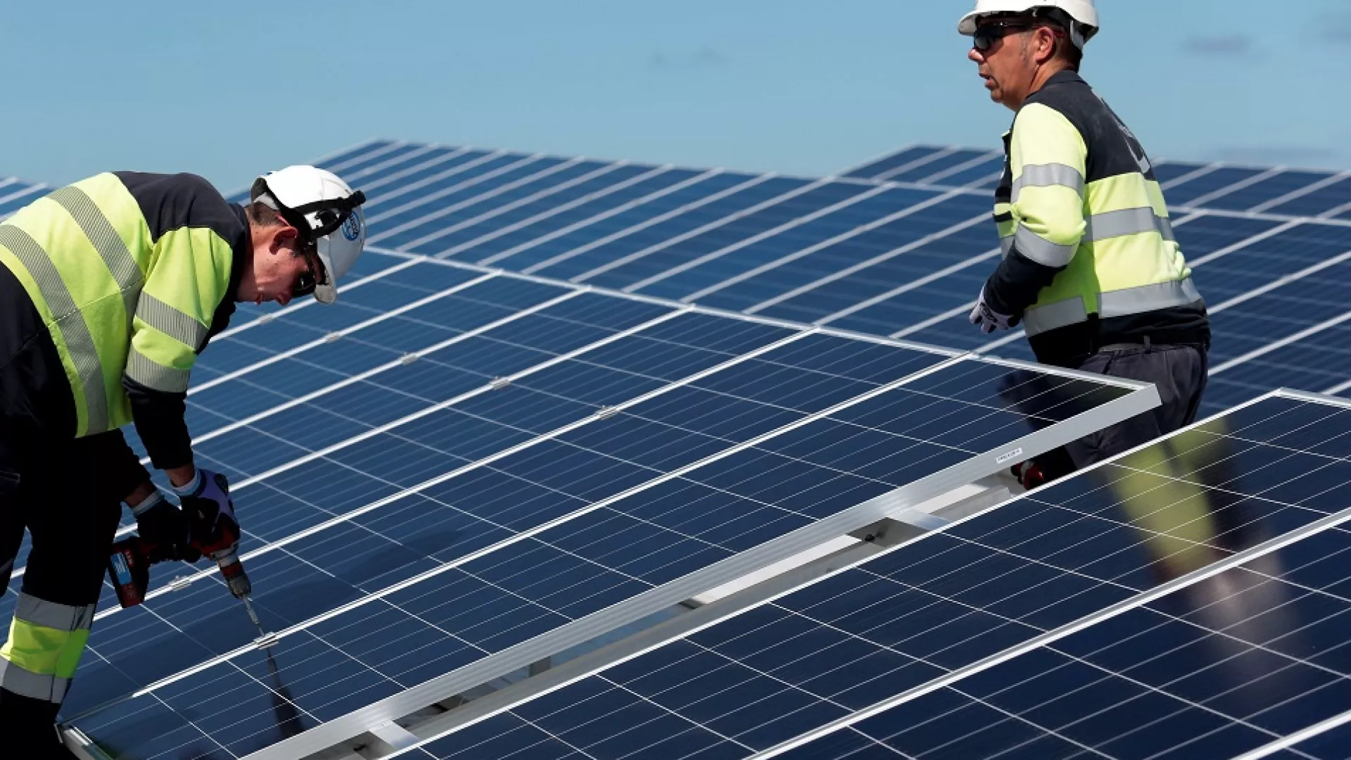 dos_operarios_fijan_paneles_solares_en_la_instalacion.jpg