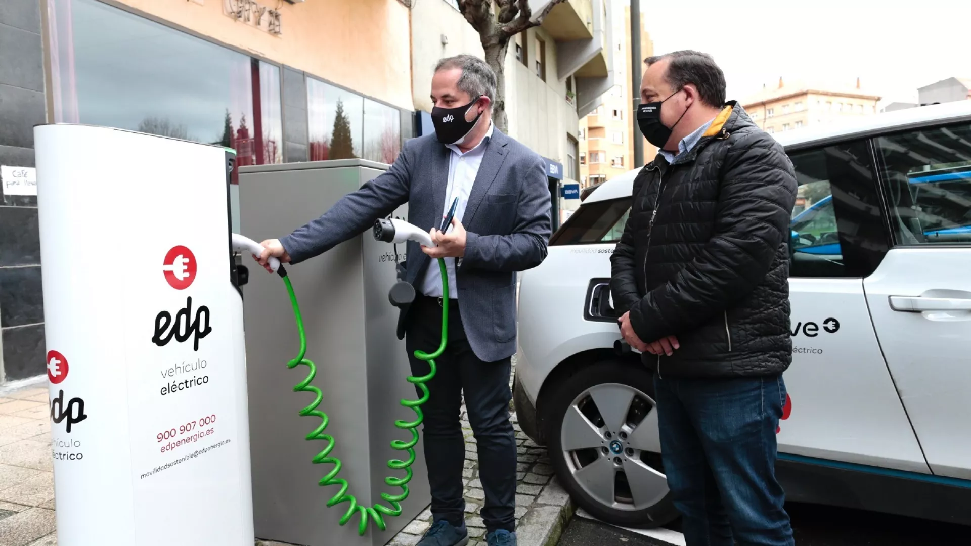 javier_izquierdo_enchufa_el_vehiculo_electrico_al_nuevo_cargador_de_aviles_web.jpg