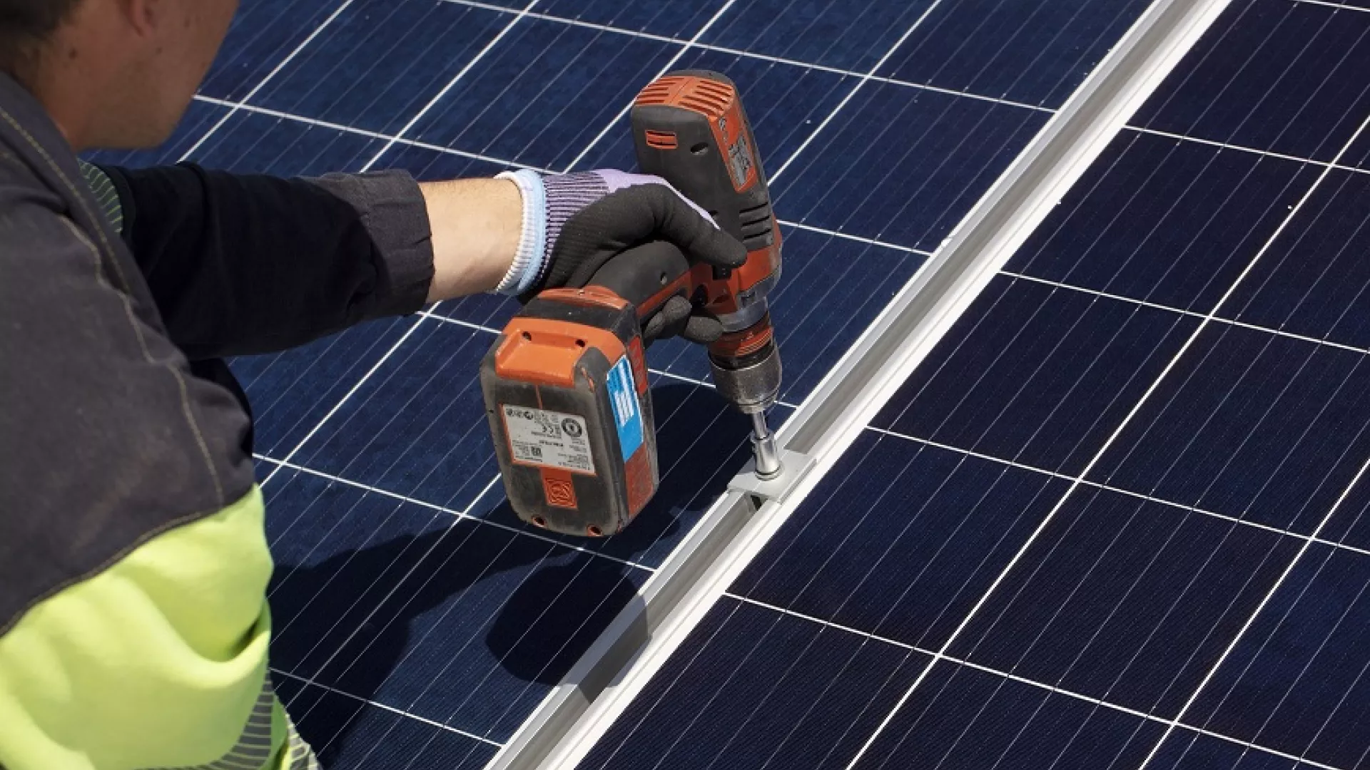 rrss_un_tecnico_fija_los_soportes_de_una_instalacion_fotovoltaica_de_autoconsumo_de_edp.jpg