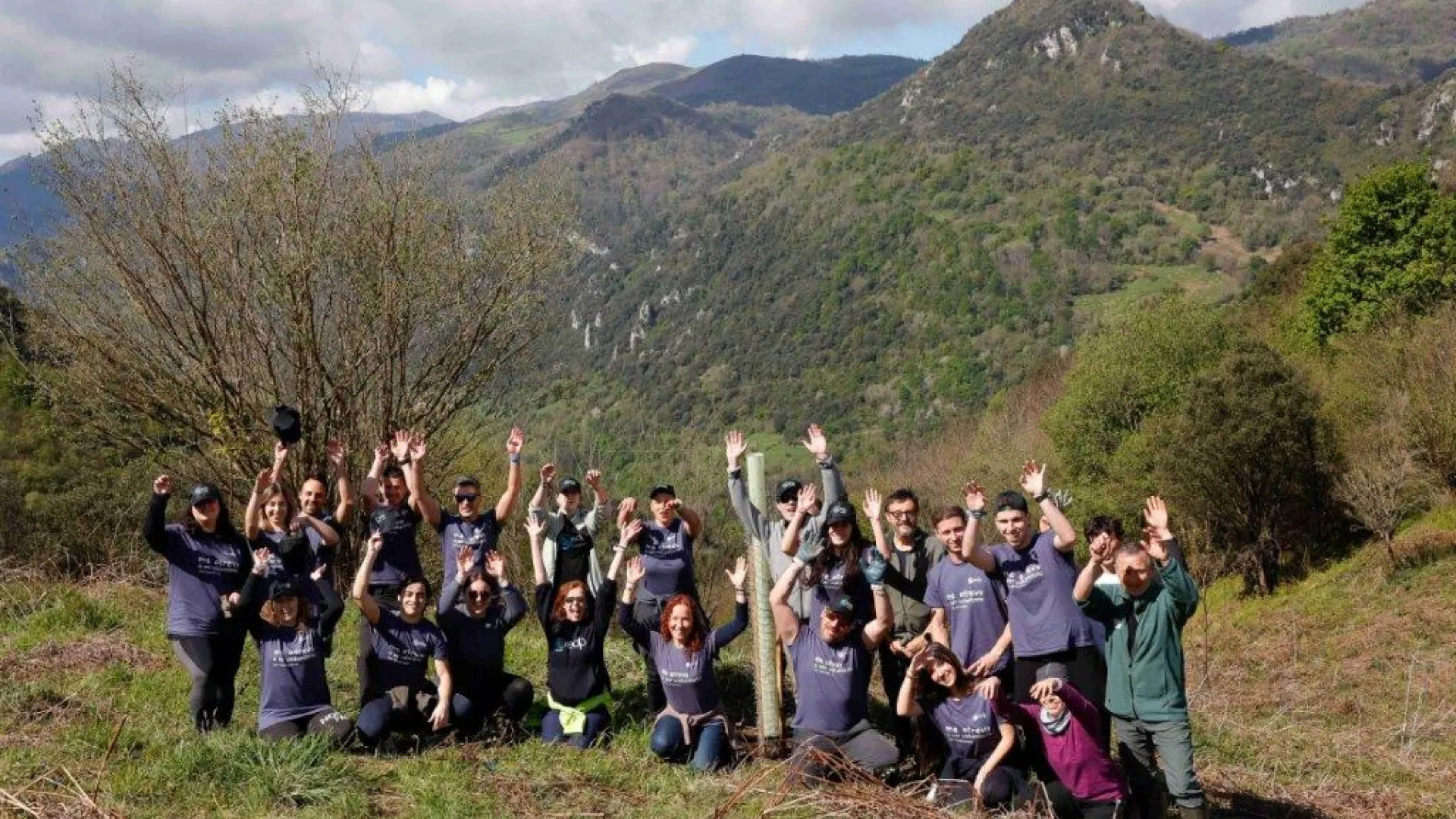 Becarios%20y%20colaboradores%20de%20EDP%20durante%20la%20plantaci%C3%B3n%20de%20%C3%A1rboles%202.JPG