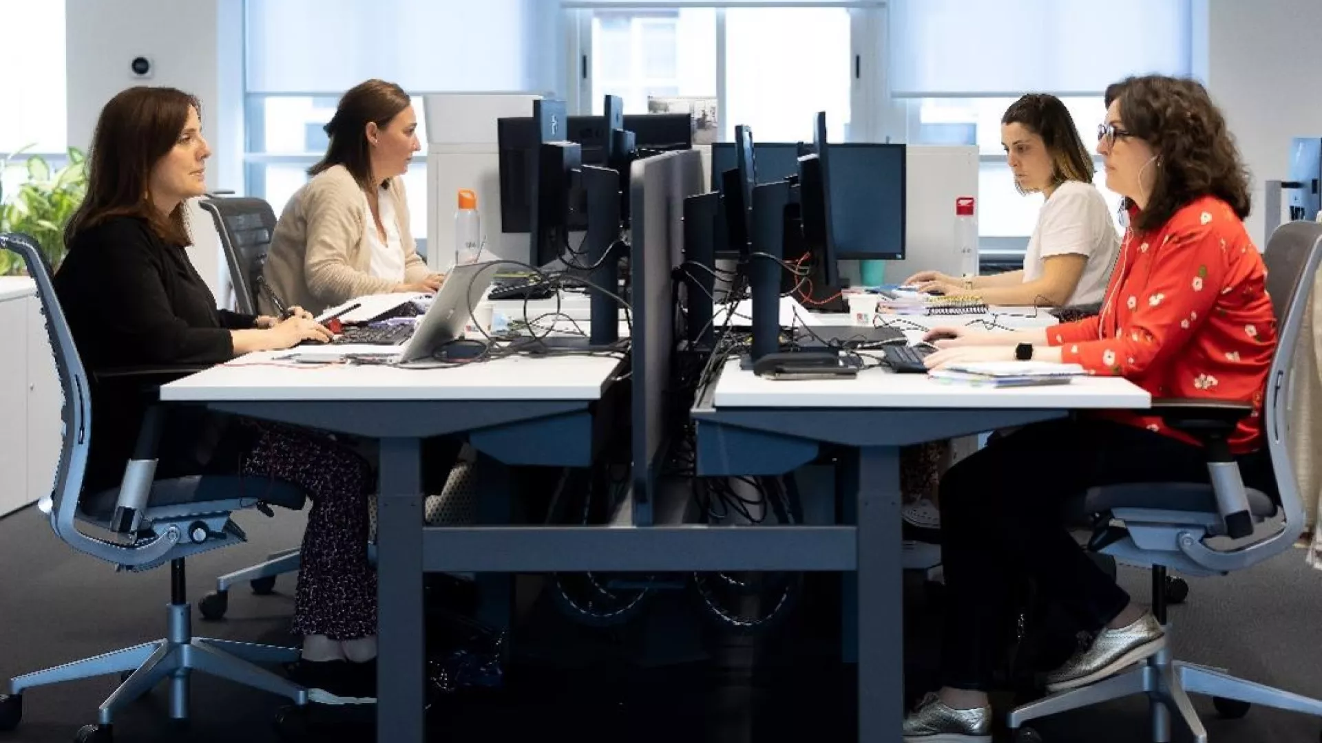 Empleados%20de%20EDP%20trabajando%20en%20la%20sede%20de%20la%20compa%C3%B1ia%20cm.jpg