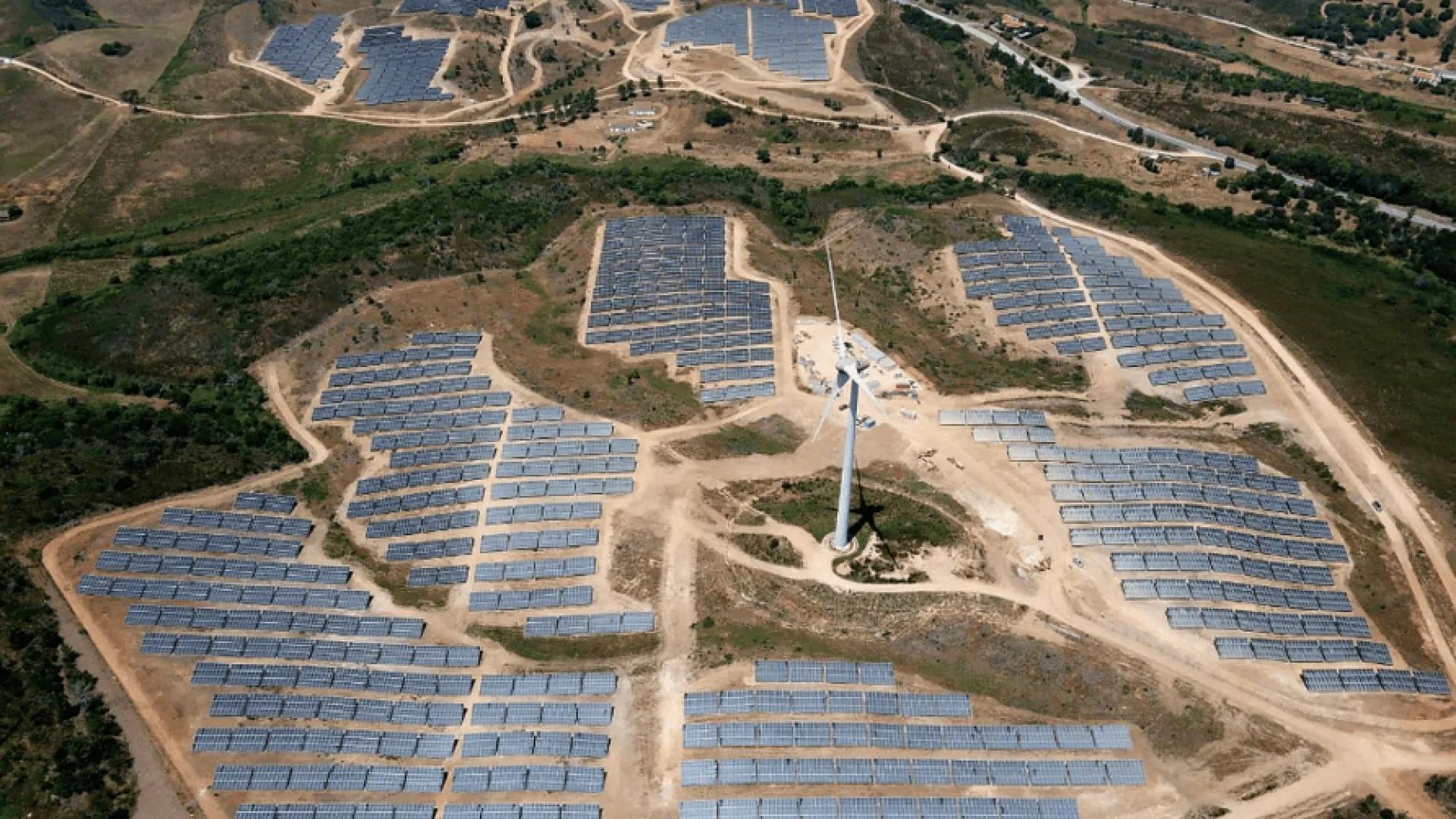 Vista aérea de una instalación de parque solar