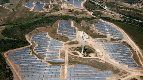Vista aérea de una instalación de parque solar