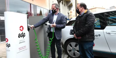 javier_izquierdo_enchufa_el_vehiculo_electrico_al_nuevo_cargador_de_aviles_web.jpg