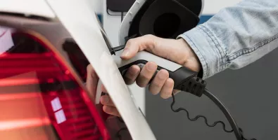 un_usuario_conecta_su_vehiculo_al_cargador_0.jpg