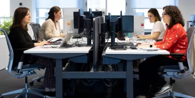 Empleados%20de%20EDP%20trabajando%20en%20la%20sede%20de%20la%20compa%C3%B1ia%20cm.jpg
